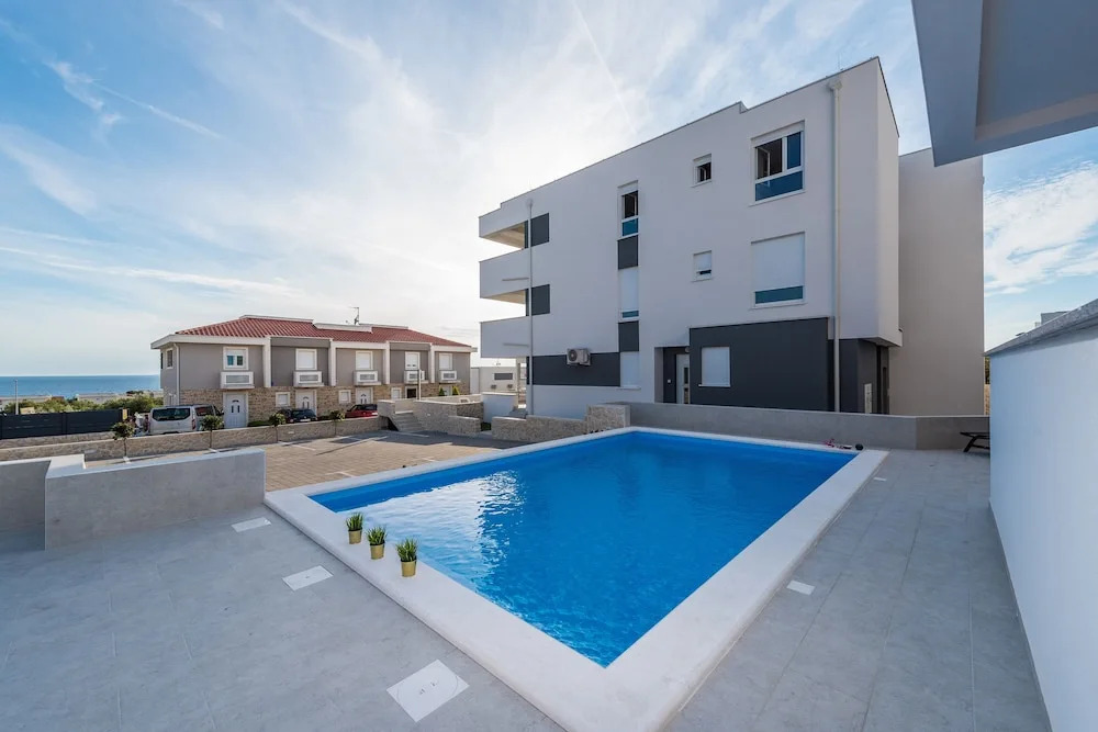 Pool Apartments Banta B
