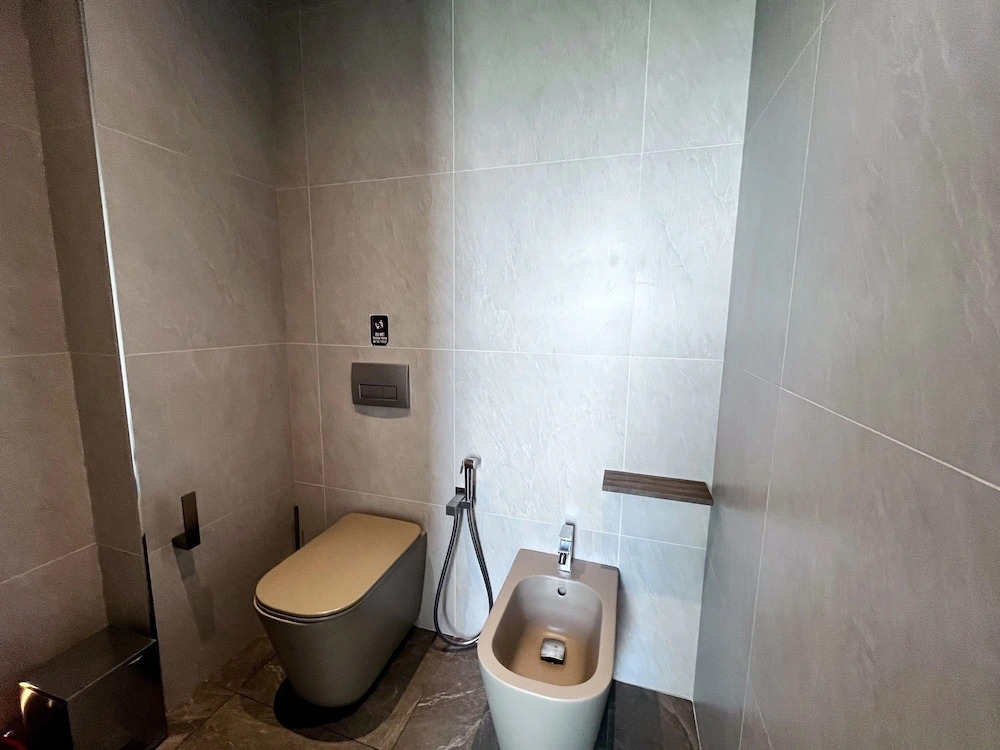 128 LIM - 2001 Stay Only Tower Suite