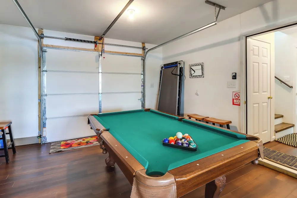 Lakefront Pocono Retreat w/ Hot Tub & Movie Hub