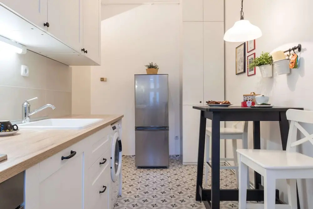 Sunny And Modern Apt In The Center