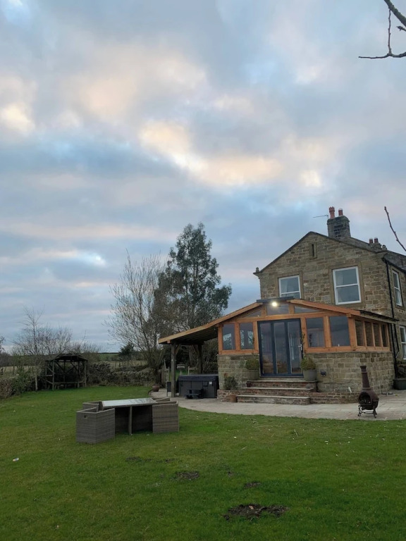 Meagill Farmhouse-hot tub Country