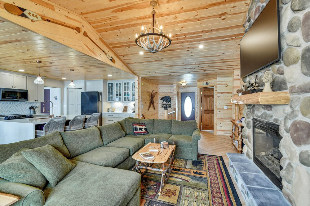 Luxe Hideaway on Houghton Lake: Families Welcome!