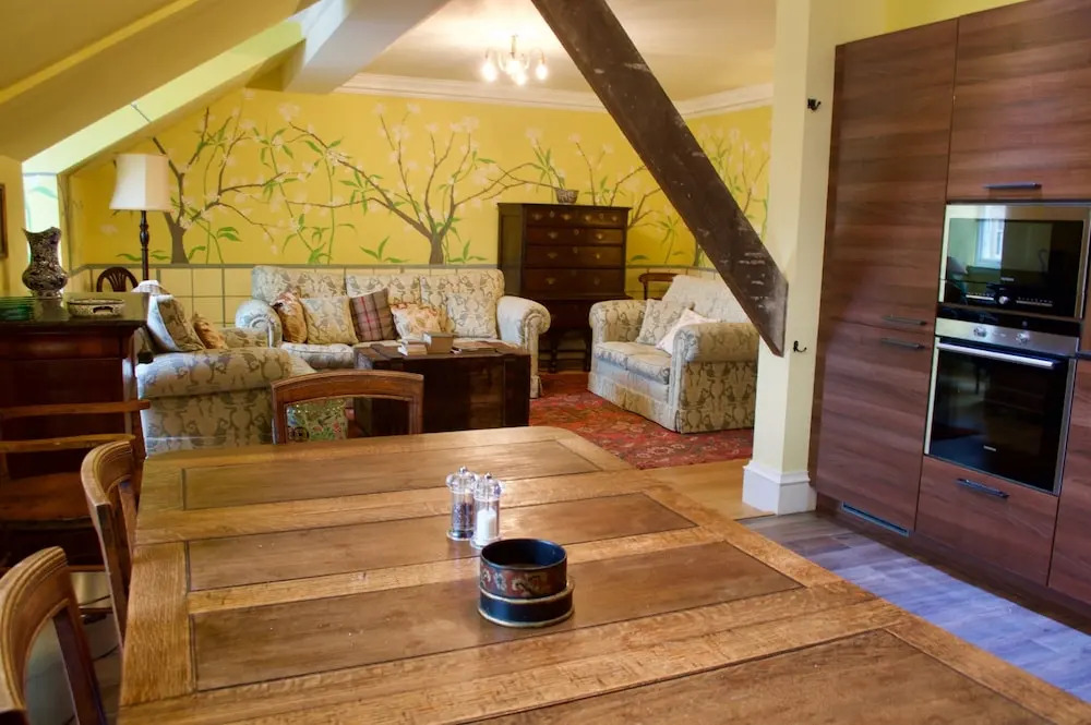 2 Bedroom West End Flat Sleeps 4