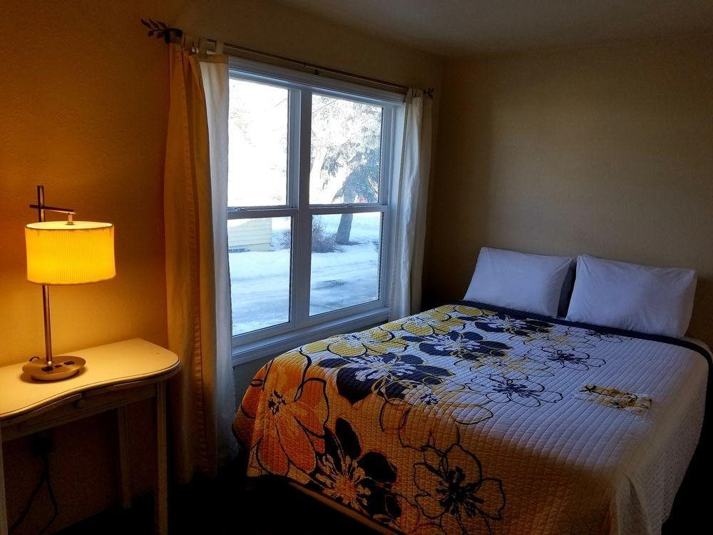 Lamplighter Cabins & Suites