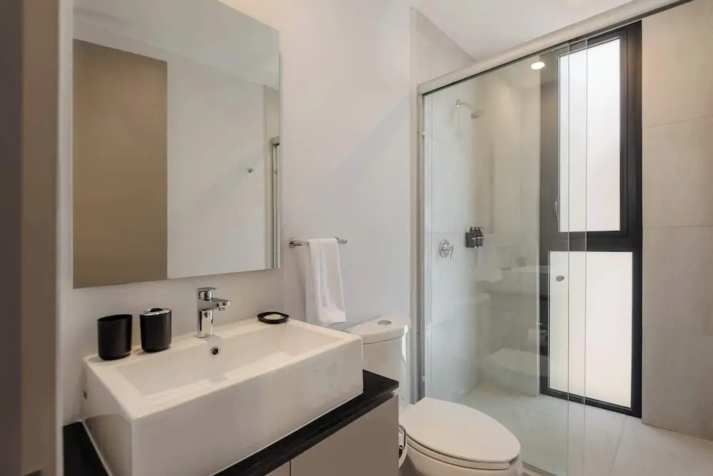 w Deluxe 3BR w Balcony in Interlomas
