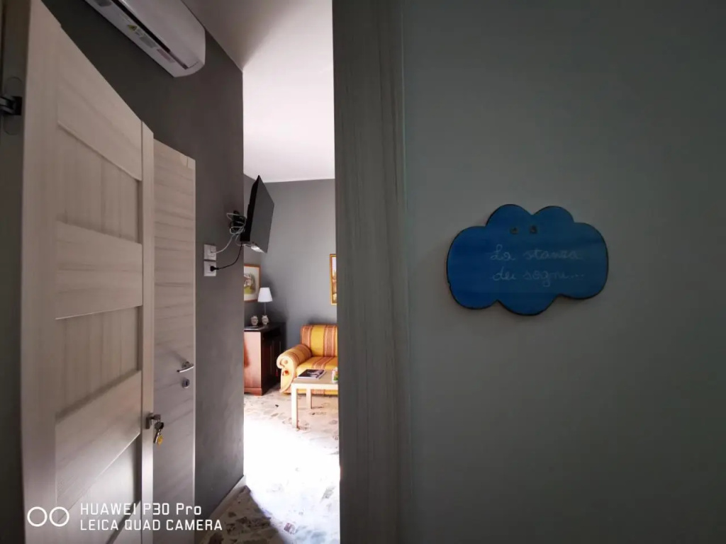 LARENA ROOM