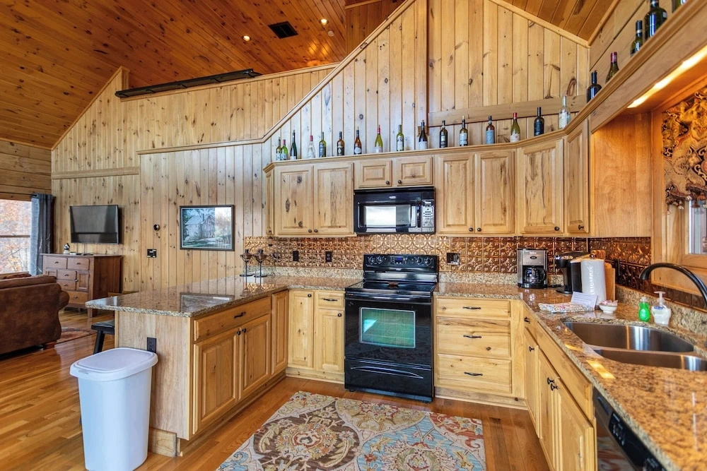 Faraway Skies Hot Tub, Total Privacy, 20 Mins to Boone