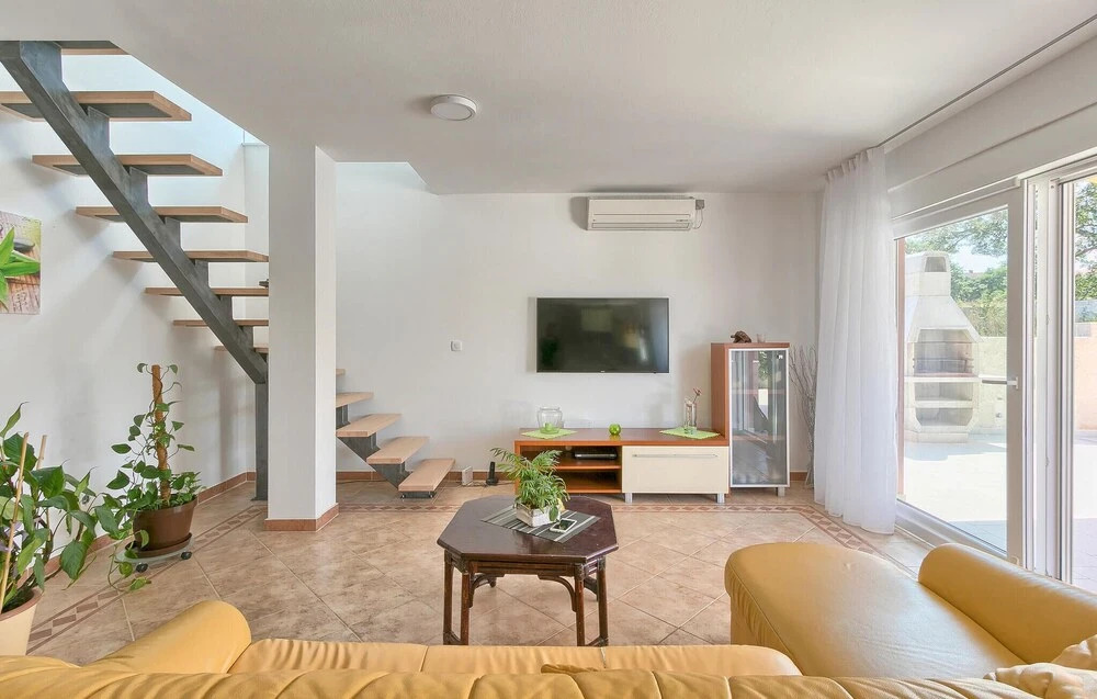 Amazing Home In Stinjan