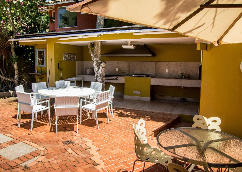 Deslumbrante Casa de Frente para Praia de Manguinhos com Seis Quartos