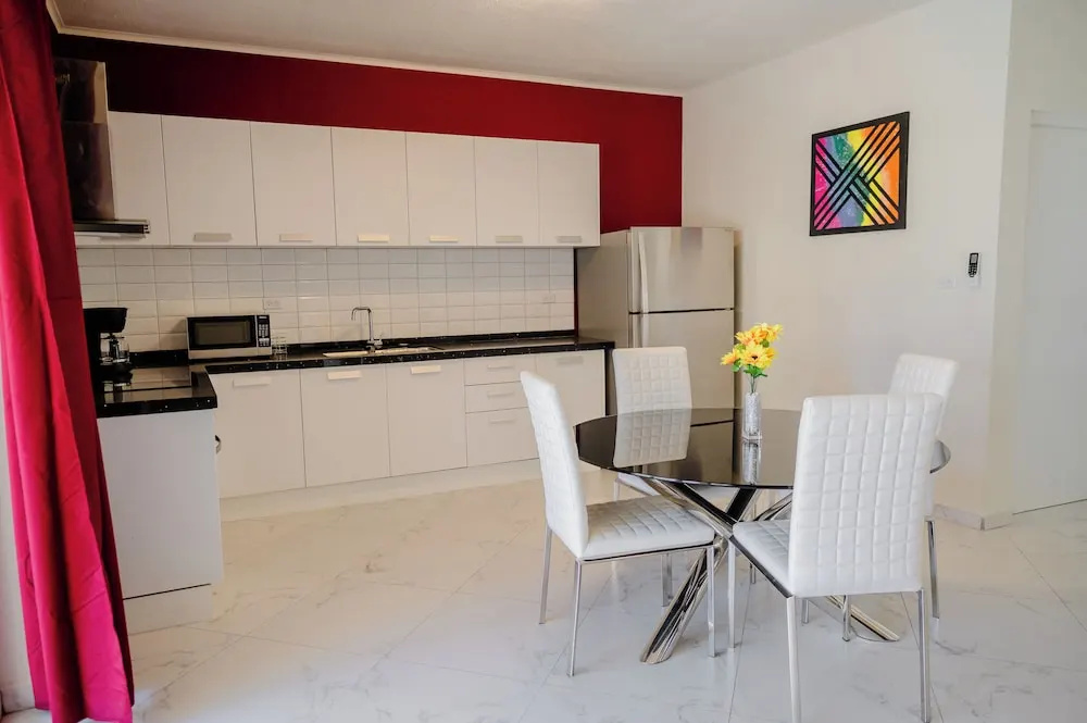 Brand new 2-bedroom Apartment 2 km From Eagle Beach
