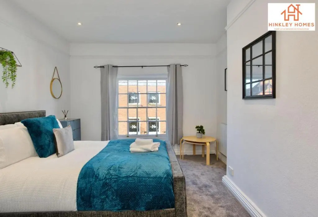 The Highstreet Retreat - Luxurious, Central & Spacious! By Hinkley Homes Short Lets & Serviced Accommodation