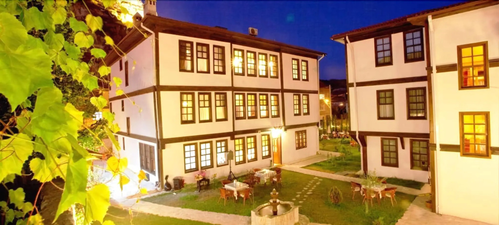 Uğurlu Konakları
