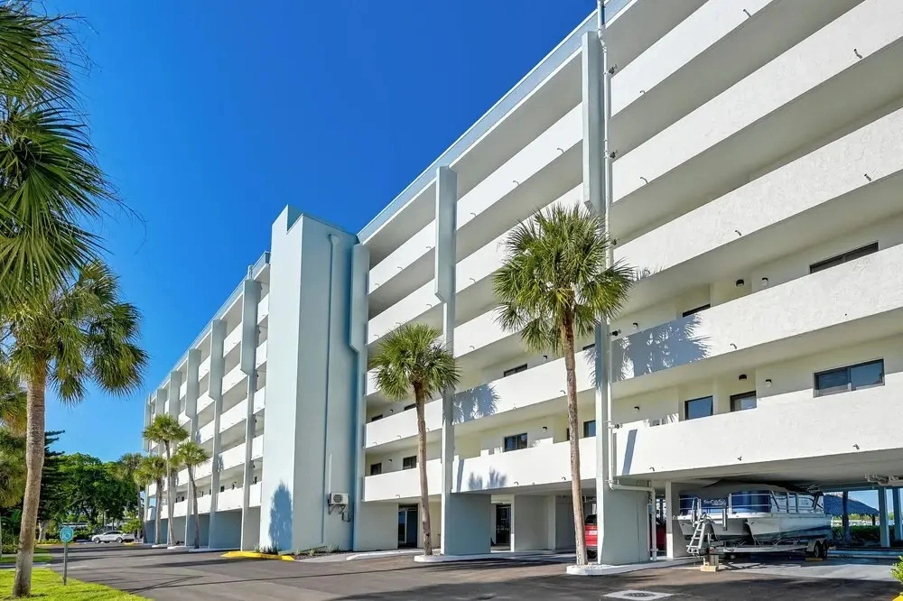 Riverside Marco Island Condo: Pool & Marina Access
