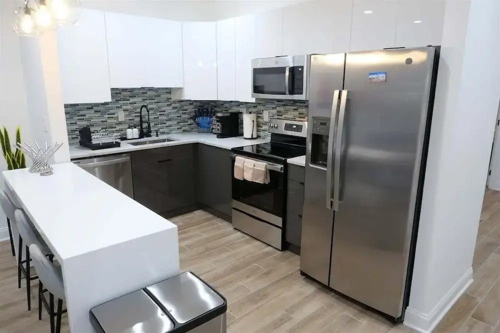 Pop Art Chic! Stunning Shaw - U Street Apartment