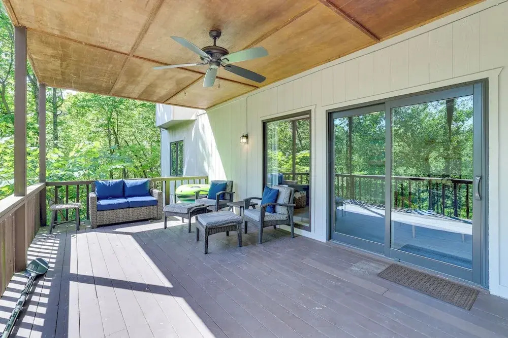 The Bella Vista Lakeside Treehouse: Dock & Kayaks!