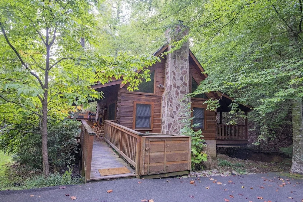ER51 - Natures Grace Retreat - Great location, Close to all the action! cabin