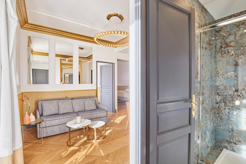 Superb AC- 2bdr Apartement Montaigne/arc de Triomphe