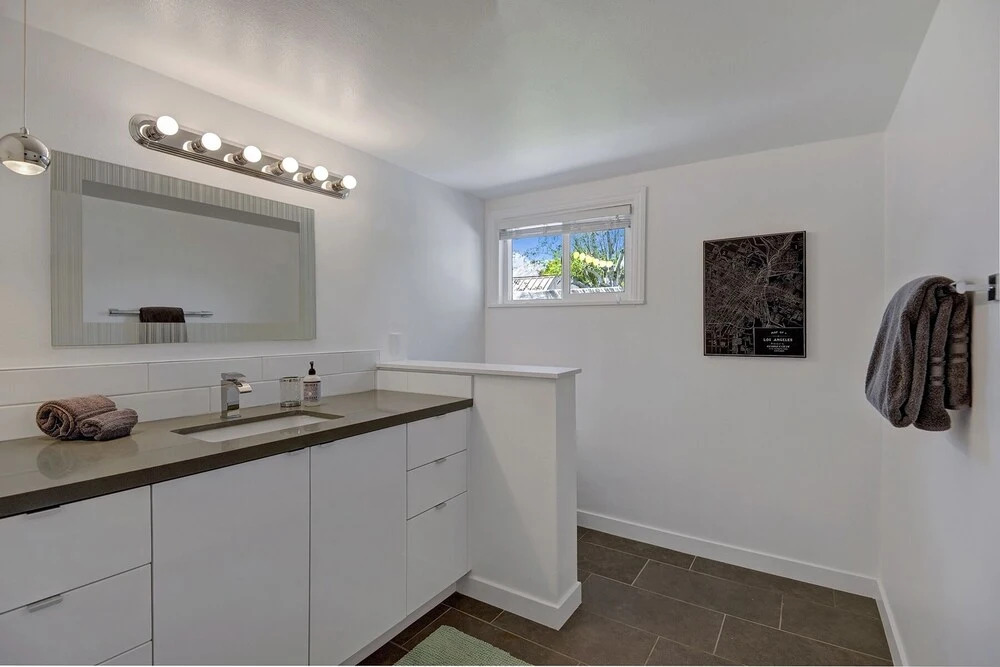 4br/3ba W/front Yard Pool In Southeast Palm Springs 4 Bedroom Home