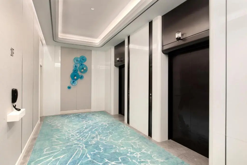 Yuehua Hotel Xiamen Seaside Hotel corridor leads to the stone exhibition hall