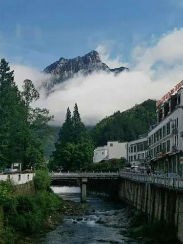 Linxi Yilou Hostel(临溪精品酒店（黄山风景区店）)