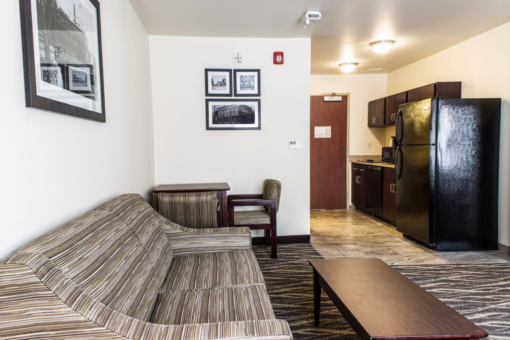 Cobblestone Hotel & Suites - Chippewa Falls