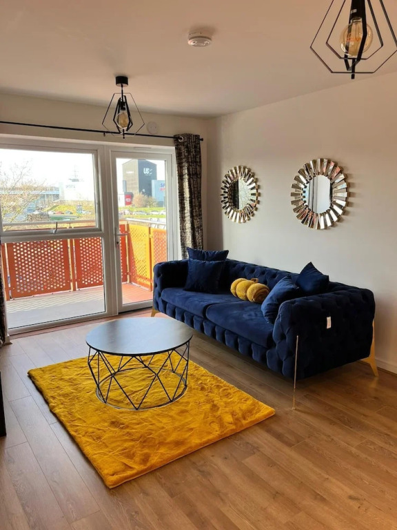 Luxury 2-bed Flat in Lakeside, West Thurrock
