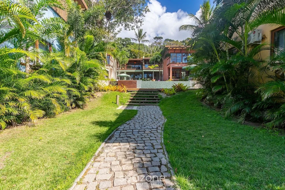 Fully Equipped Apartments in an Oceanfront Condo With Leisure Area and Pool Vvas