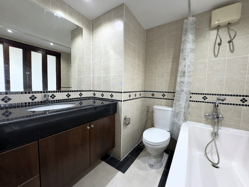Spacious 2BR Condo - 3 Balconies & Green Views