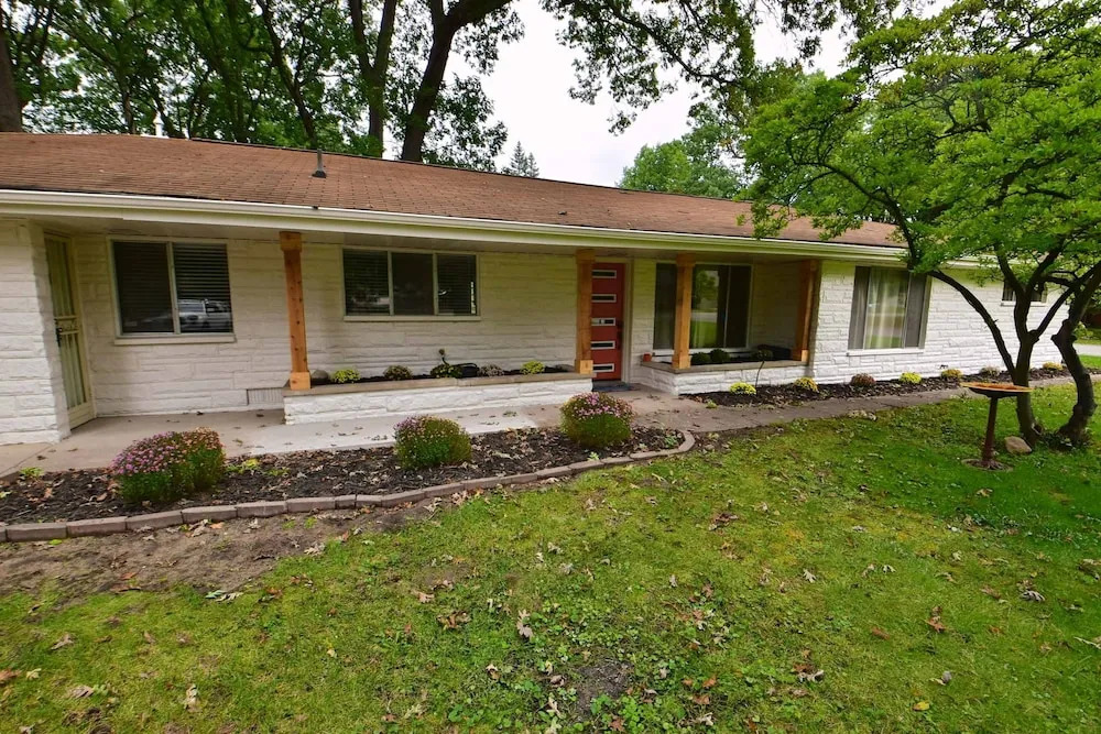 Mid Century Modern With Modern Touches 10 min Walk to Notre Dame 1831