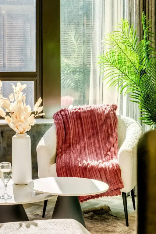 Stylish Urban Retreat at City Suite 904
