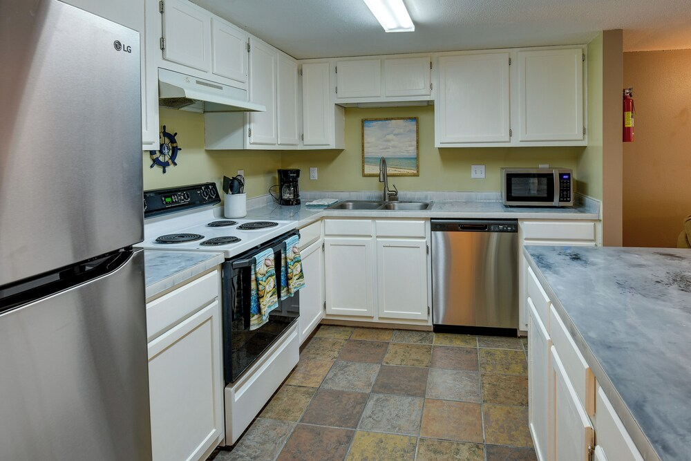 Breezy Fort Walton Townhome ~ 5 Mi to Beach!