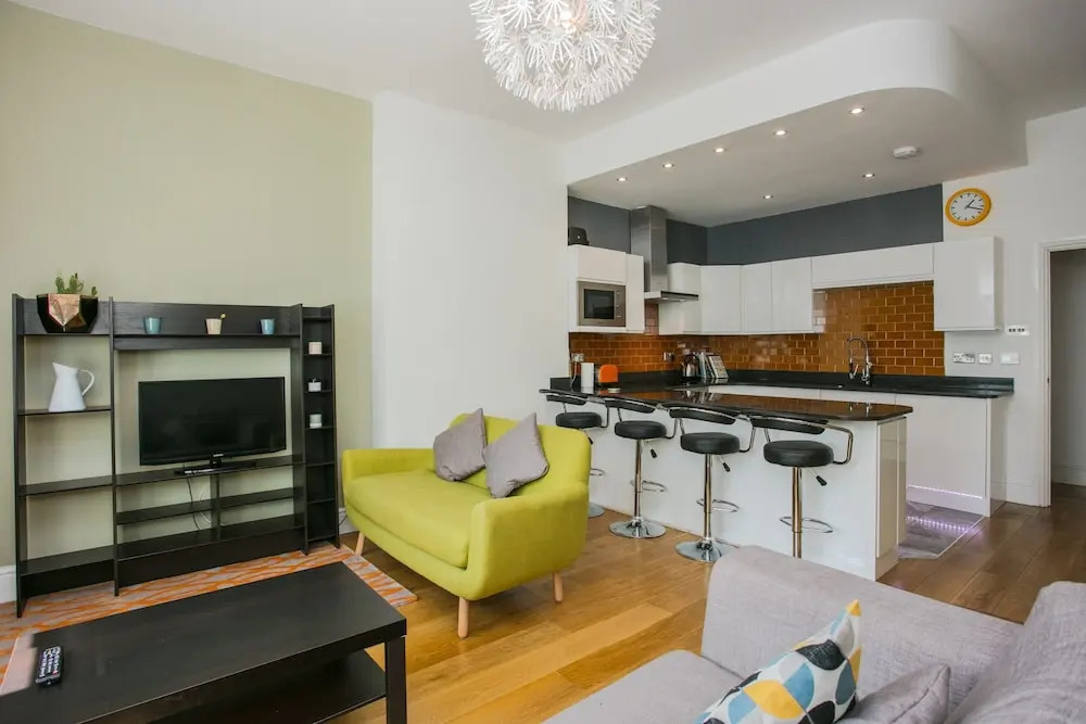 Three Bedroom Apartment in Willesden Green