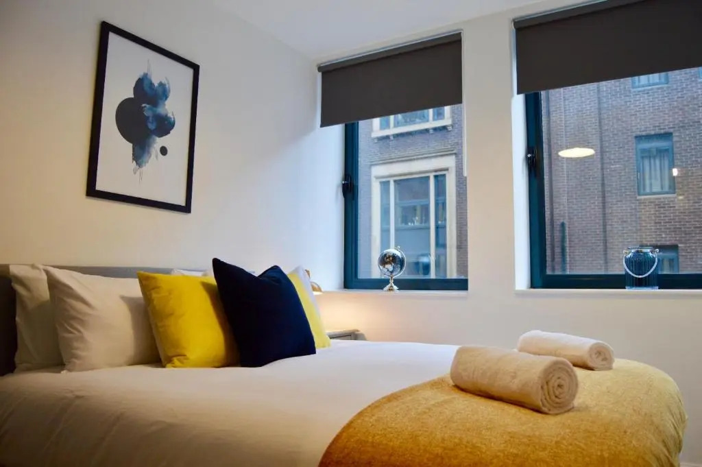 Sleeps 5 with 2 bedrooms and sofabed, perfect for work or leisure, stylish spacious city centre apartment, book our Queen Suite, today!
