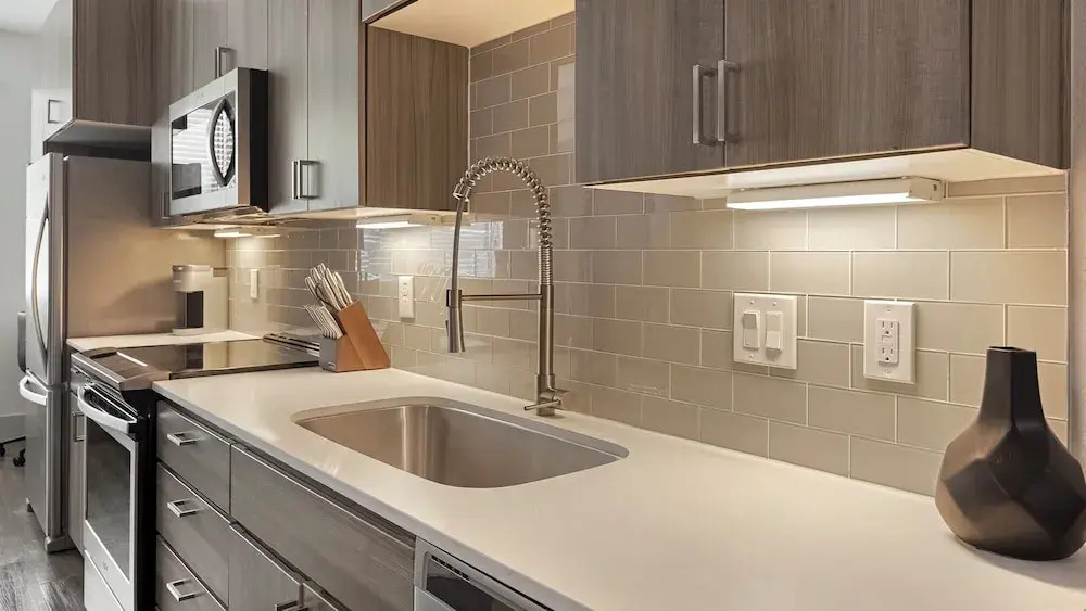 Landing Stylish 1BD Gym Clubhouse