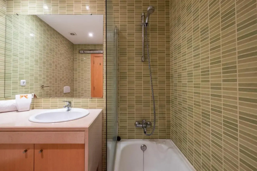 #069 Stunning Flat Near New Town w Pool View