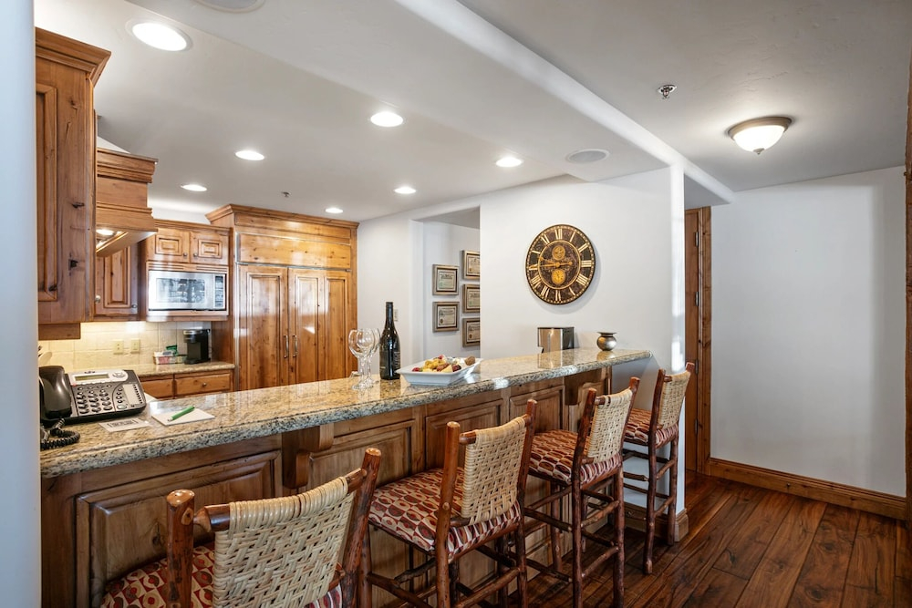 Grand Lodge - 3 Bedroom Deluxe #404 - Ski-in/out 3 Condo