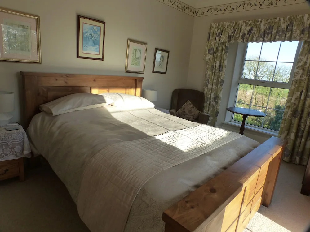 2 Bedroom First Floor Apartment - Stunning Views/heated Outdoor Pool in Summer