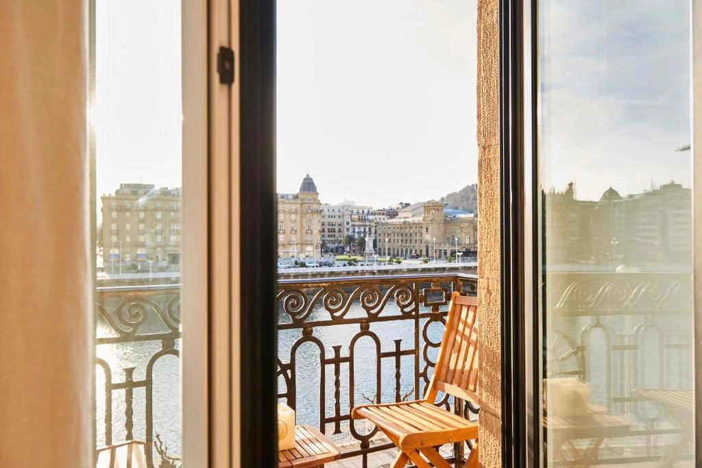Deluxe Apt-Views to historic Maria Cristina Hotel