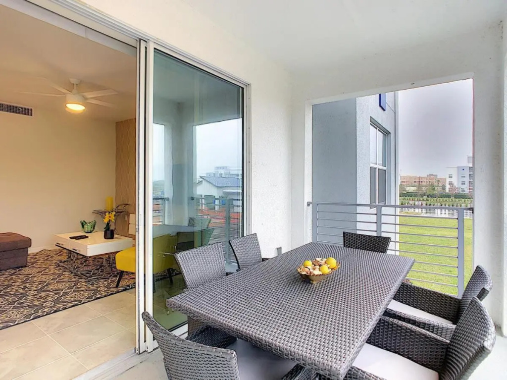 Vivid 2BR condo with free Waterpark at Storey Lake