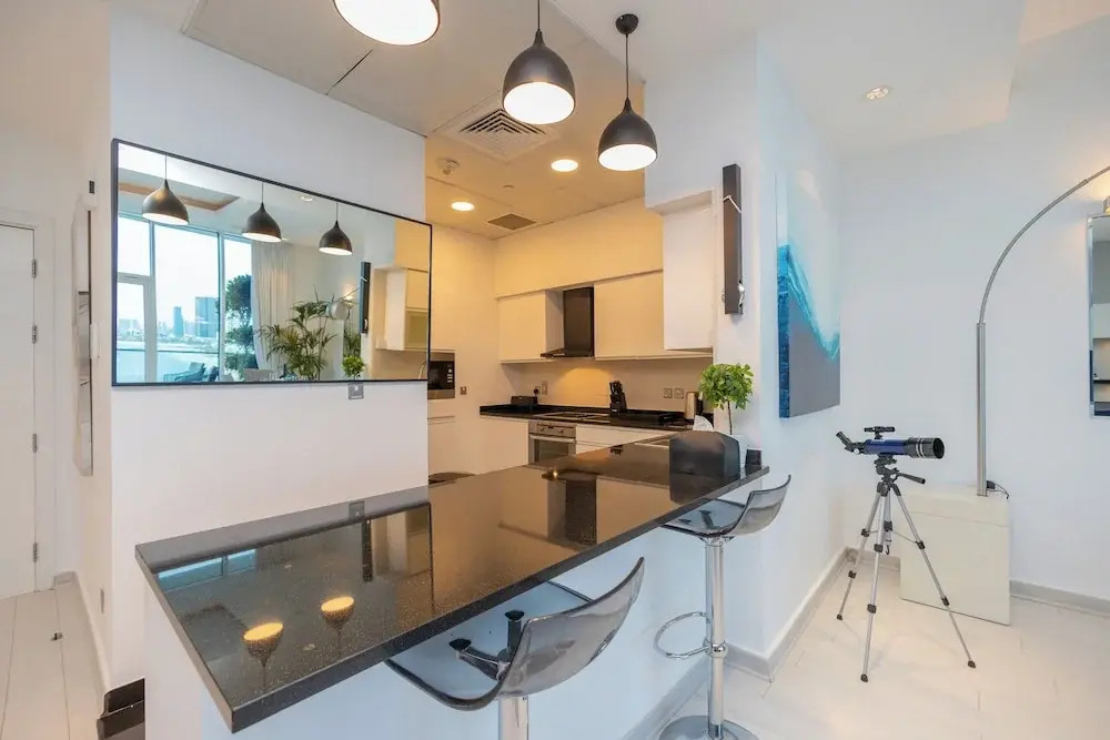 WelHome - Oceanfront Elegance 1BR Apt With Palm Sea Views