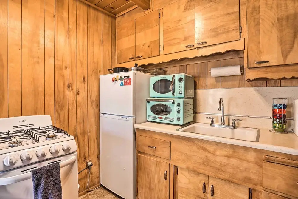 Peaceful Cozy Cabin ~ 3 Mi to Big Bear Lake!
