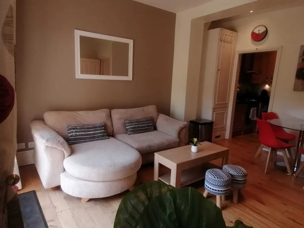 Bright Clapham flat with private garden, sleeps 4