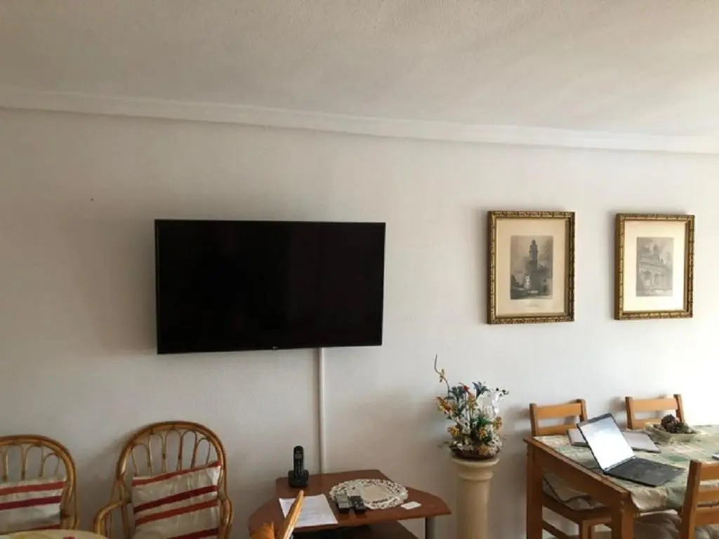 Valencia, Ideally Located 3Bed-2Bath Apart.Few Mints Walk From Beach,Pool,Shop.