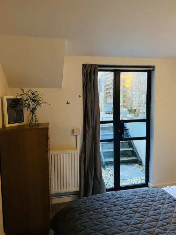 Modern, Quiet Garden Flat in Heart of Wimbledon