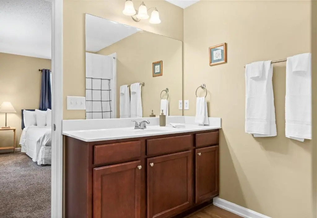 The Elmwood Farmhouse- 10 Mins to Downtown Chattanooga
