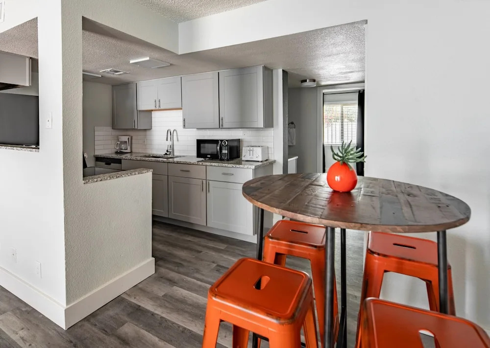WanderJaunt - Camelback East Apts