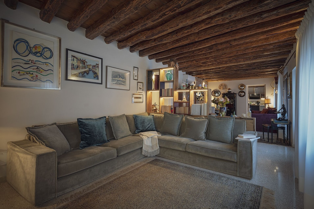 Cinqueteste Luxury Home