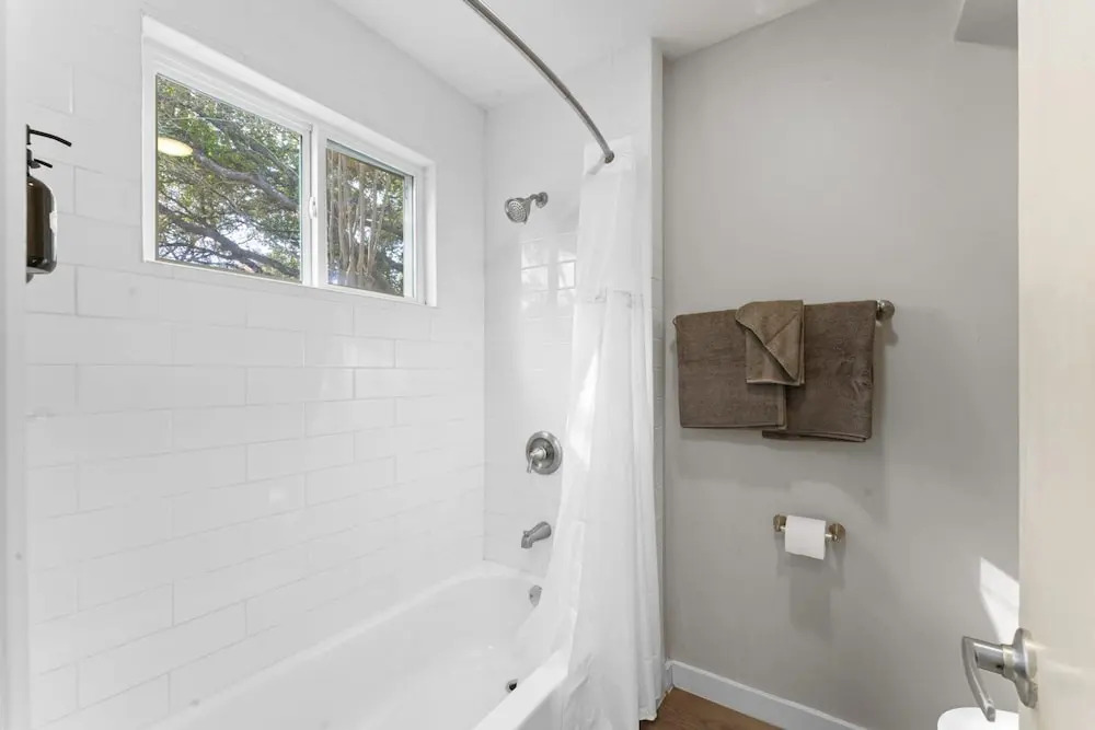 Stylish Modern Studio Close to Downtown and Domain