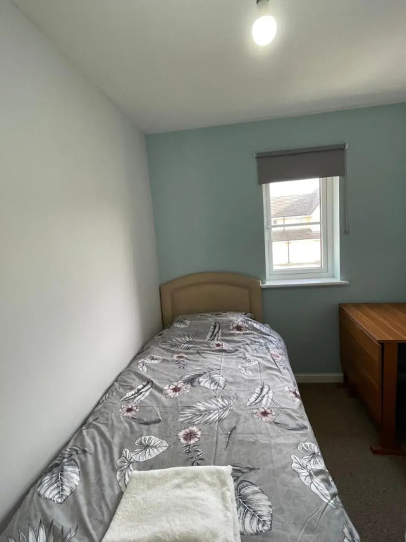 Newbuild - 3 bedrooms, 2 baths,5 mins from airport