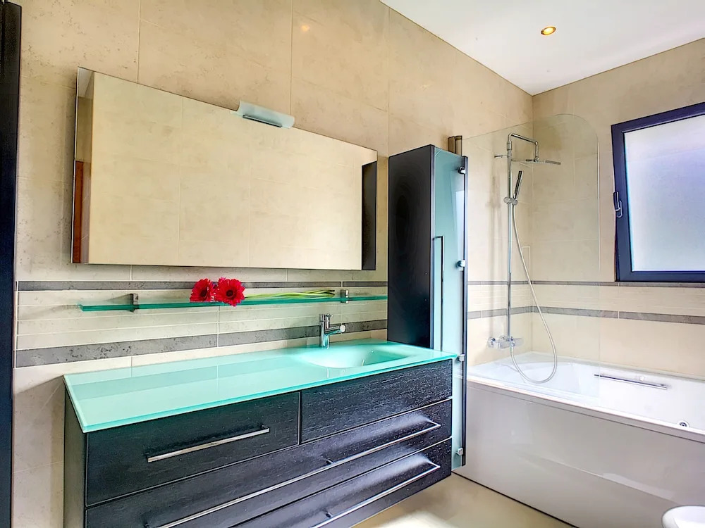 Villa North Sea by LovelyStay